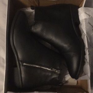 💥NEVER WORN💥 Black Zipper Ankle Boot